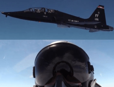 Εκπαιδευτικά T-38 πετούν σε άσκηση με μαχητικά F-35 και F-15 (βίντεο)